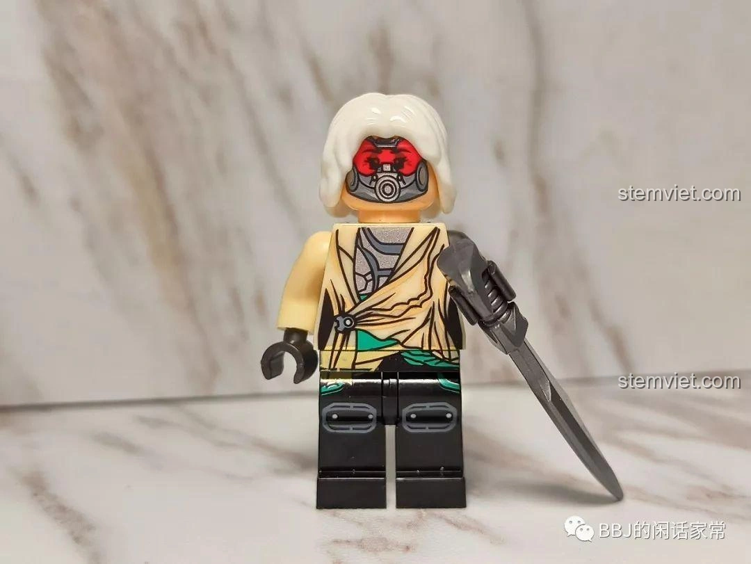 Minifigure Hoàng Nữ đời đầu từ XINH X0224 Ant-Man 2, với mặt nạ độc đáo và trang phục chi tiết, kèm vũ khí.