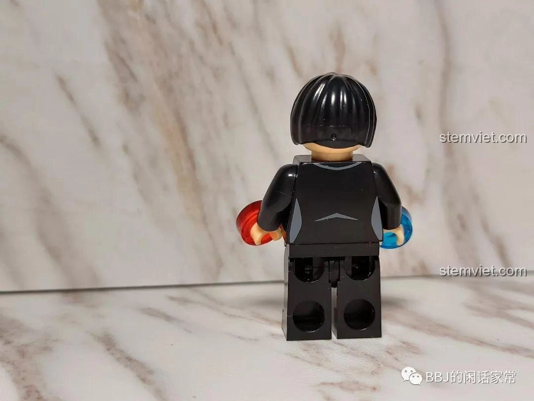 Mặt sau của minifigure Hoàng Nữ trang phục thường, thể hiện chi tiết in ấn trên lưng áo.