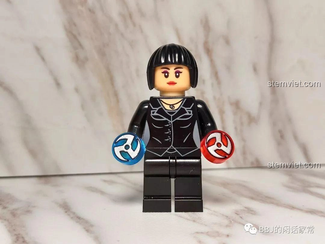 Minifigure Hoàng Nữ (Wasp) trang phục thường từ XINH X0224 Ant-Man 2, cầm phi tiêu Pym Particle xanh đỏ.