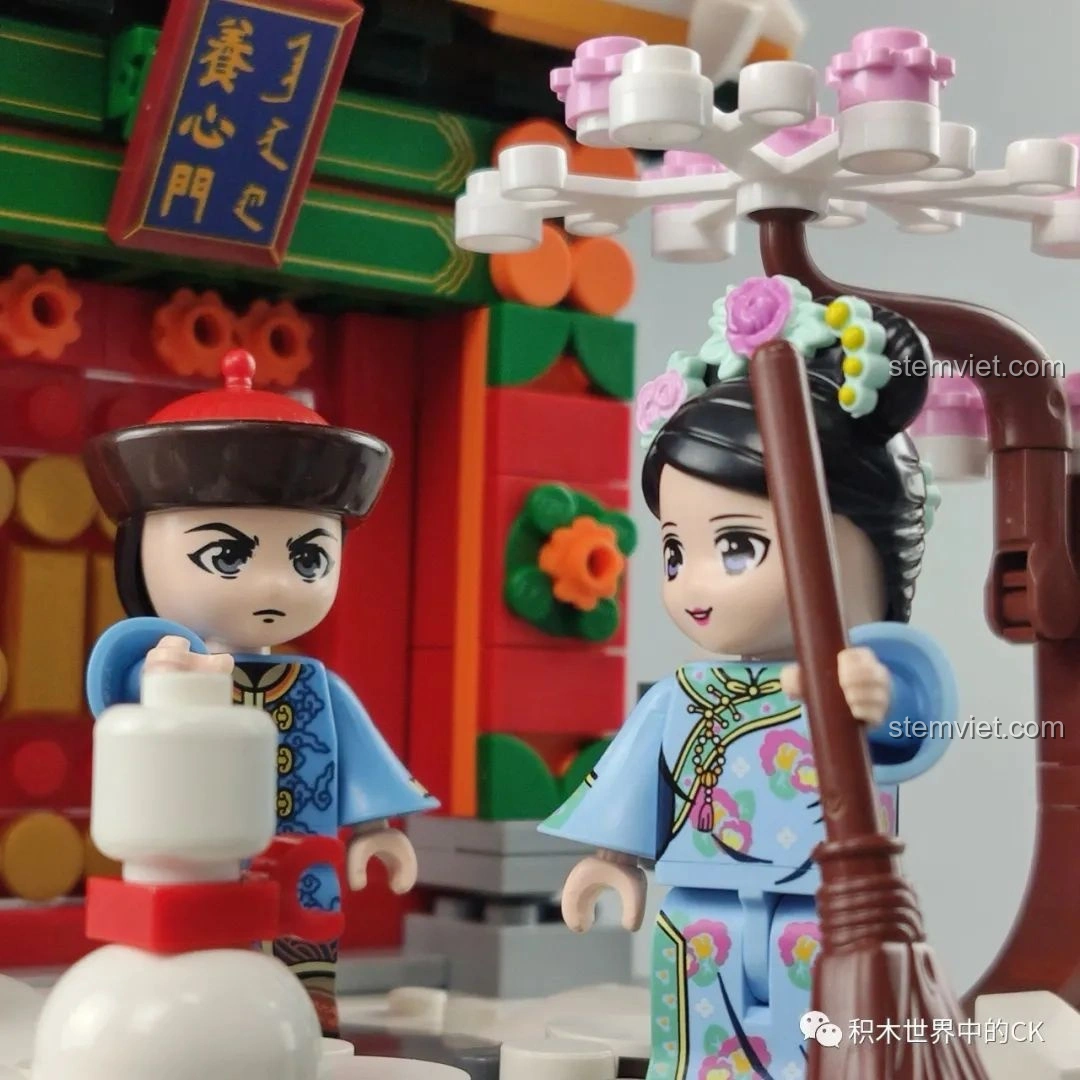 Cận cảnh minifigure hoàng tử và cung nữ của bộ Keeppley K10144, thể hiện sự đáng yêu, lãng mạn.