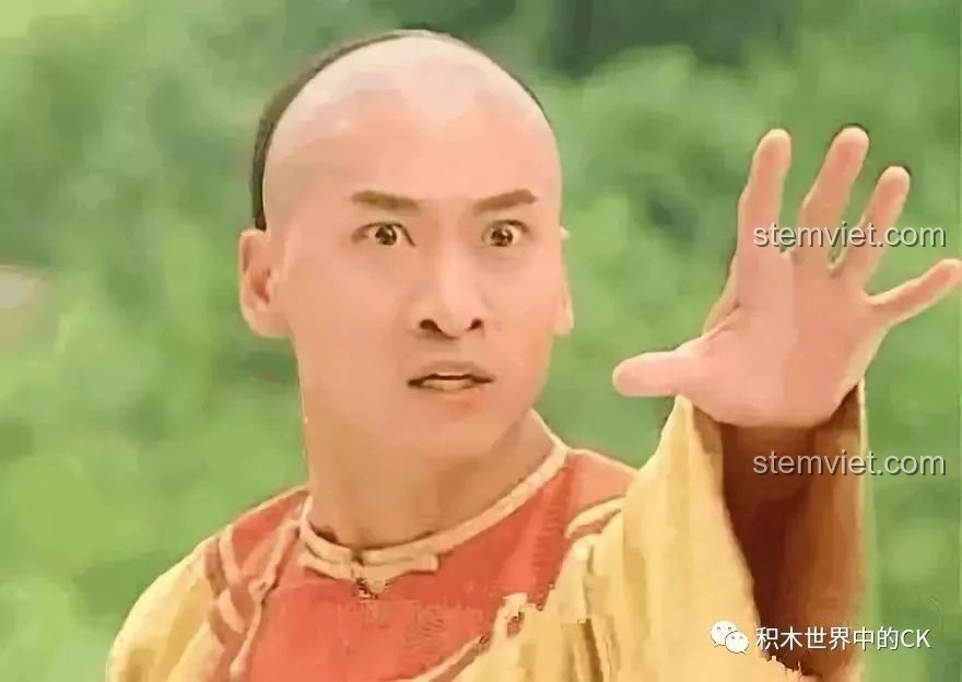 Minifigure hoàng tử với biểu cảm hài hước của bộ Keeppley Cố Cung, tạo thêm sự thú vị.