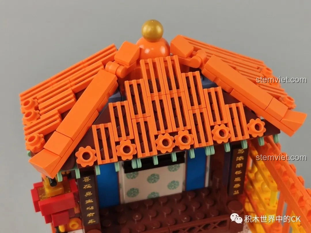 Minifigure hoàng tử với biểu cảm hài hước của bộ Keeppley Cố Cung, tạo thêm sự thú vị.