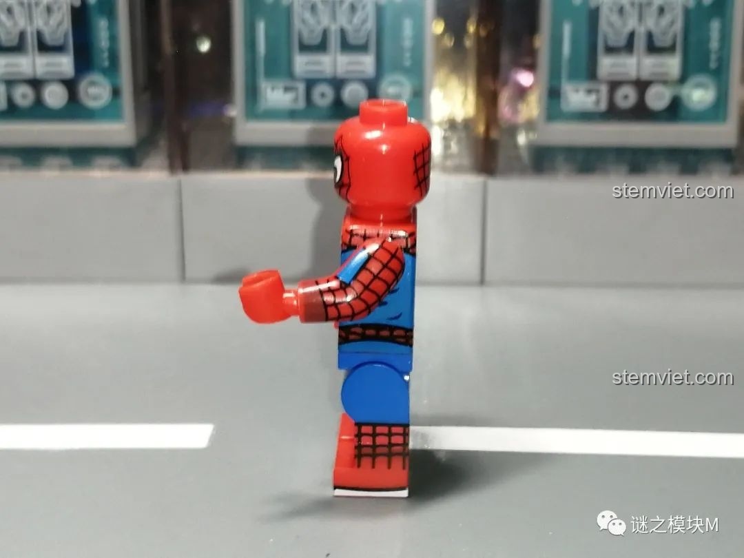 Minifigure Homecoming Suit từ bộ lắp ráp Sách Người Nhện SY1461, góc nhìn mặt bên.