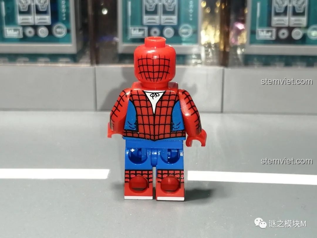 Minifigure Homecoming Suit từ bộ lắp ráp Sách Người Nhện SY1461, mặt sau.