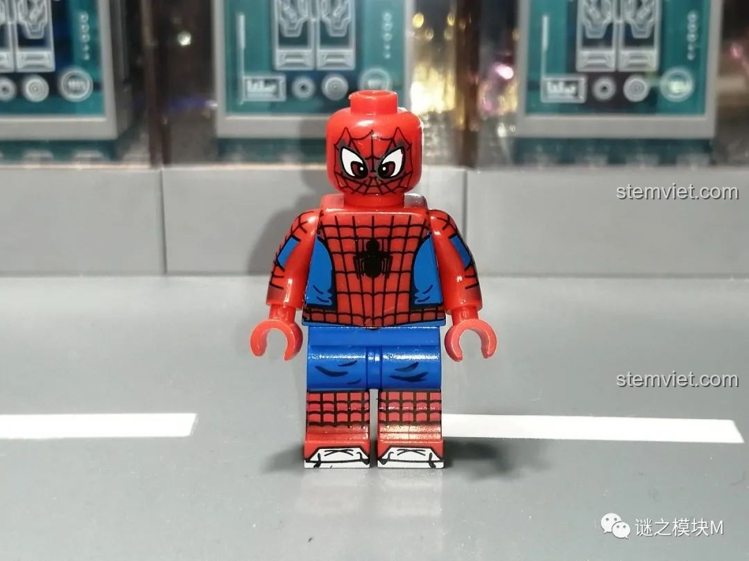 Minifigure Homecoming Suit từ bộ lắp ráp Sách Người Nhện SY1461, mặt trước, với thiết kế đơn giản nhưng đặc trưng.