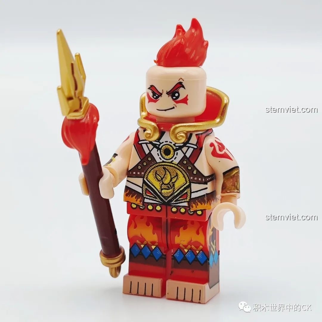 Minifigure Hồng Hài Nhi đã lắp ráp hoàn chỉnh, tay cầm Hỏa Tiêm Thương, trang phục rực lửa.