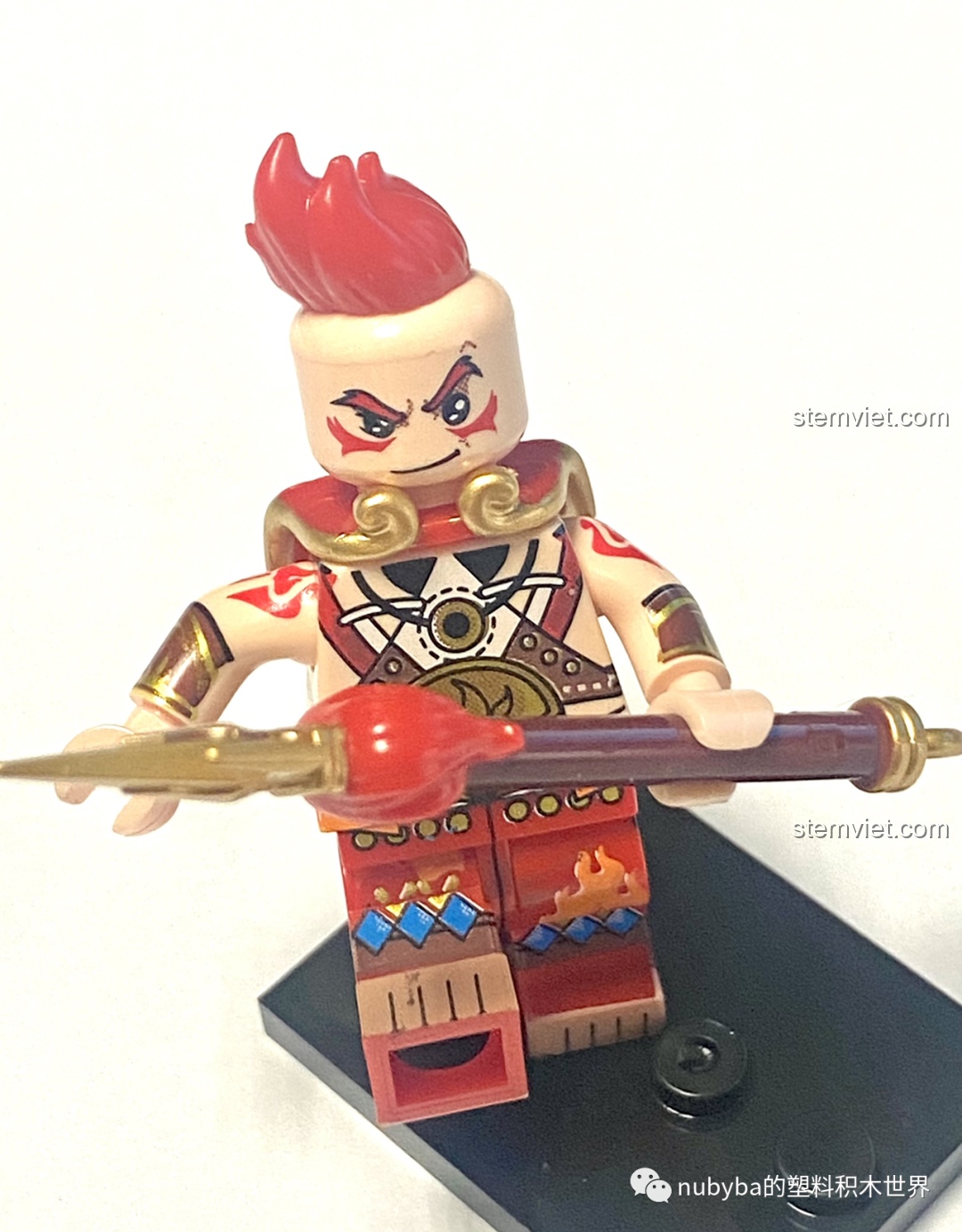 Minifigure Hồng Hài Nhi sau khi hoàn thành lắp ráp, đứng trên đế trưng bày và cầm vũ khí Hỏa Tiêm Thương một cách oai vệ.