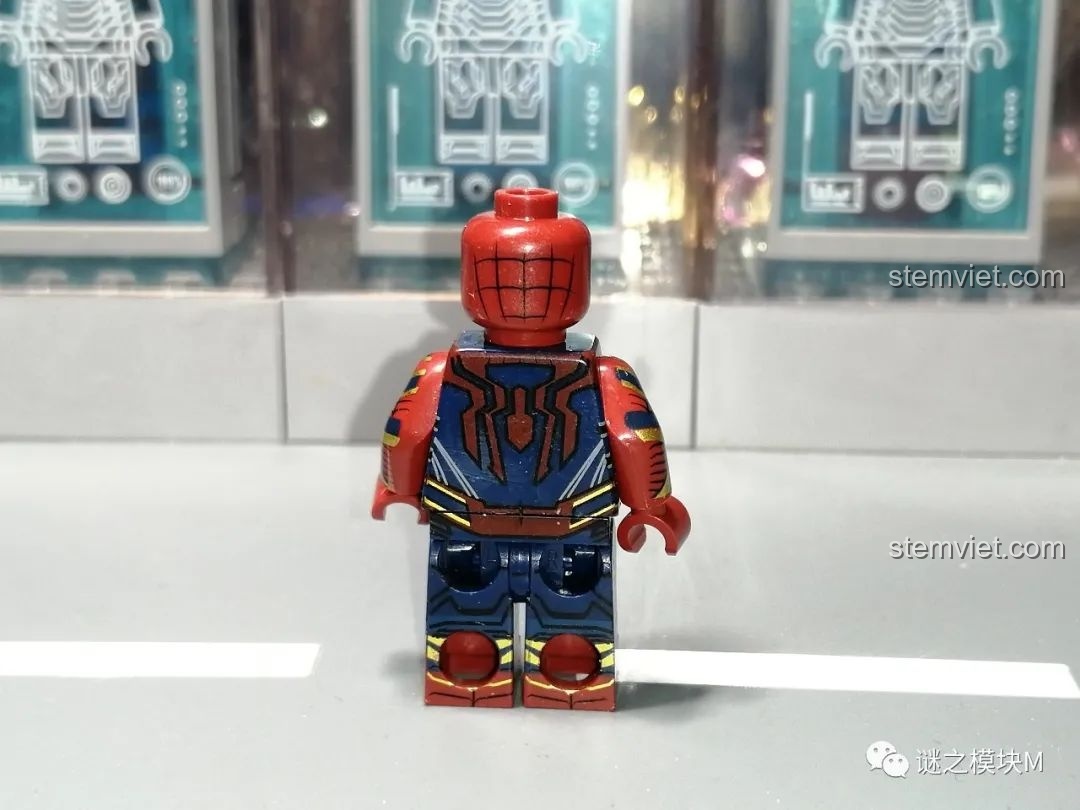 Minifigure Insulated Suit từ bộ lắp ráp Sách Người Nhện SY1461, góc nhìn mặt bên.