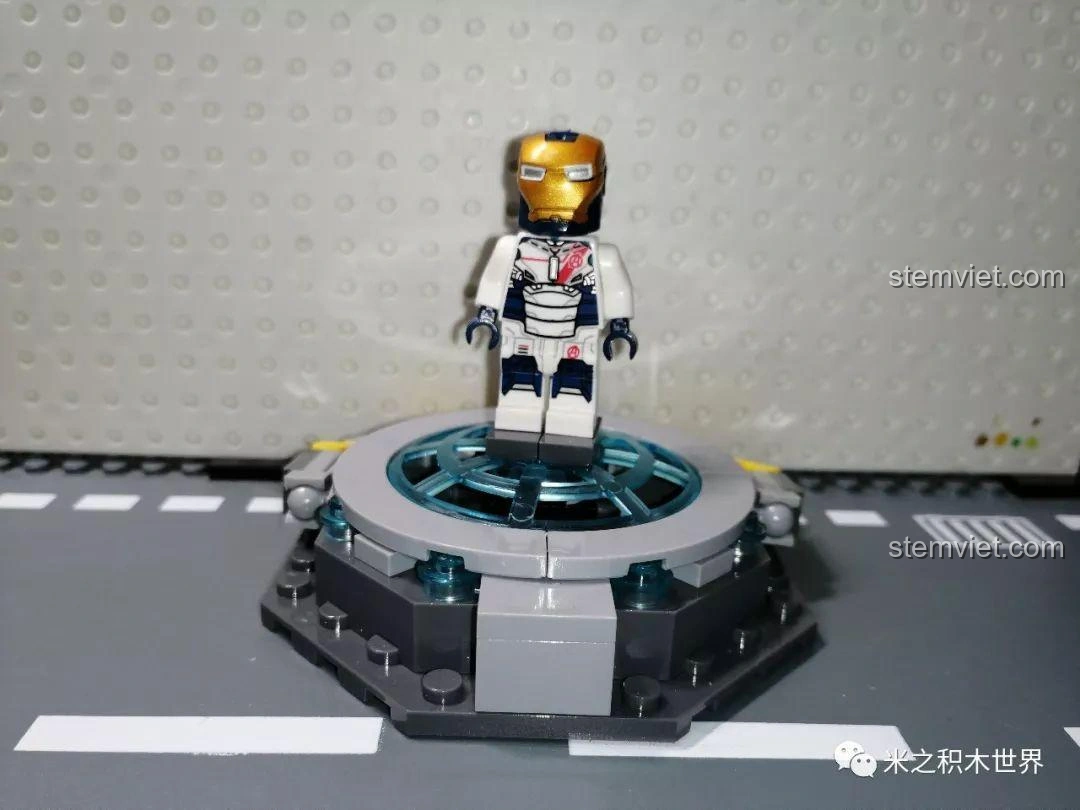 Minifigure Iron Legion trên đế trưng bày, giáp trắng vàng với chi tiết đỏ, biểu tượng của đội quân robot Iron Man.