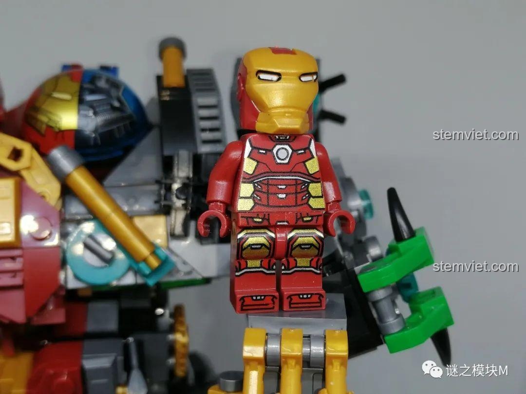 Cận cảnh minifigure Iron Man đi kèm bộ LW 2081, với chi tiết in ở mặt trước của thân và mũ giáp.