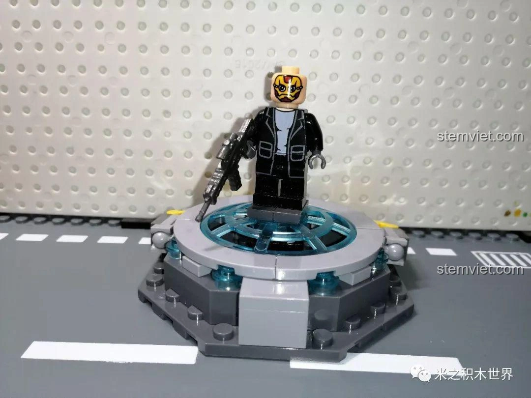 Minifigure Iron Man (giả) trên đế trưng bày, trang phục đen và mặt nạ vàng, một nhân vật thú vị trong bộ sưu tập.