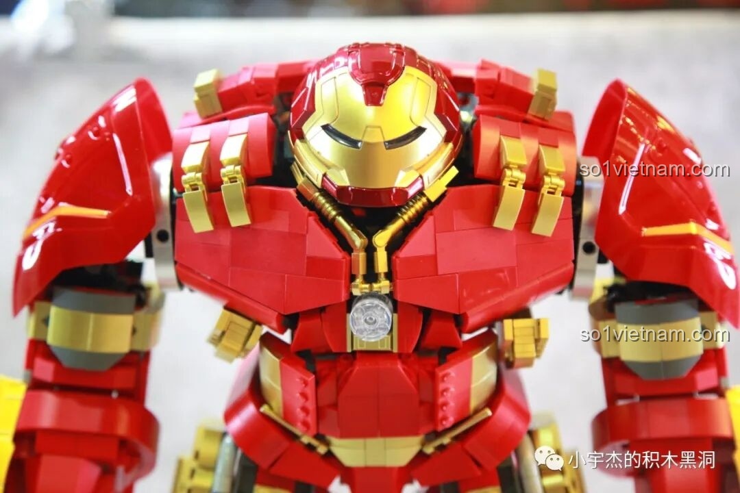 Minifigure Iron Man đi kèm bộ KBOX V5004 Giáp Chống Hulk MK44 với biểu cảm khuôn mặt thứ hai.