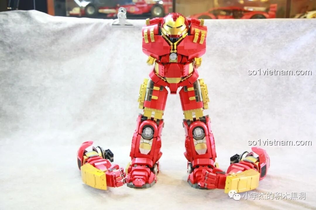 Minifigure Iron Man đi kèm bộ KBOX V5004 Giáp Chống Hulk MK44, đứng giữa hai chân giáp.