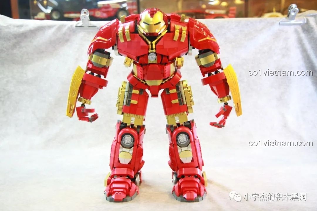 Minifigure Iron Man đi kèm bộ KBOX V5004 Hulkbuster MK44 với hai biểu cảm khuôn mặt.