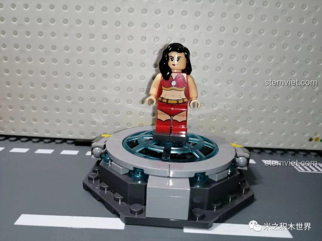Minifigure Iron Man Lady trên đế trưng bày, trang phục đỏ vàng độc đáo, thể hiện sự đa dạng của vũ trụ Iron Man.