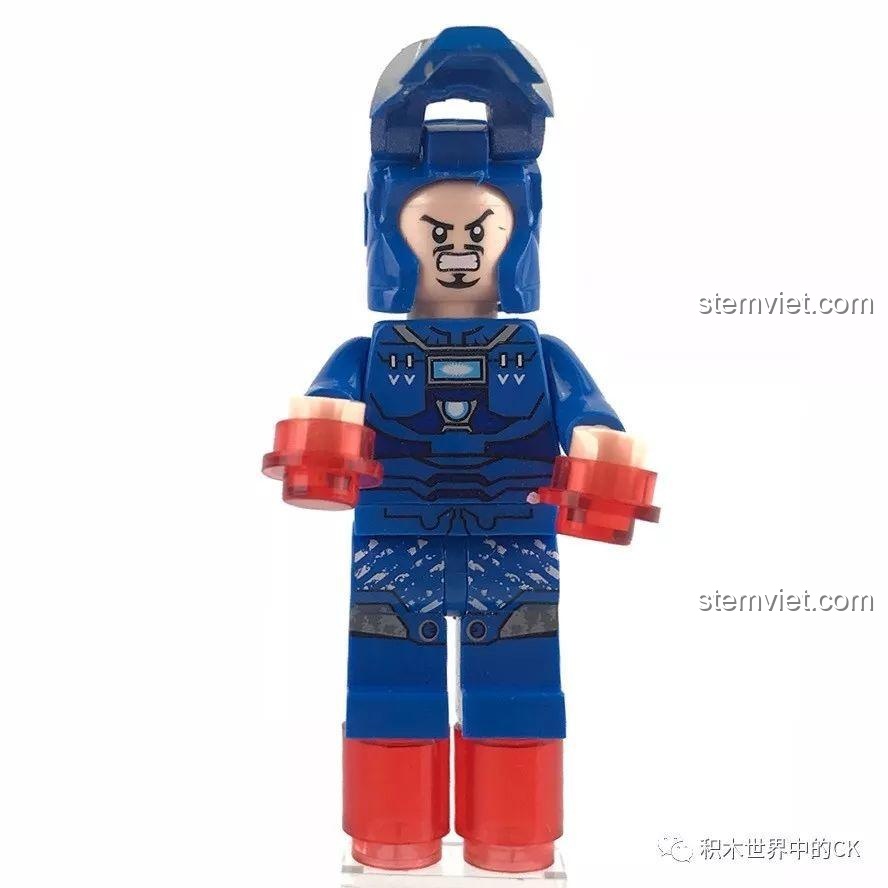 Minifigure Iron Man MK38 với mặt nạ được lật lên, để lộ khuôn mặt Tony Stark bên trong.