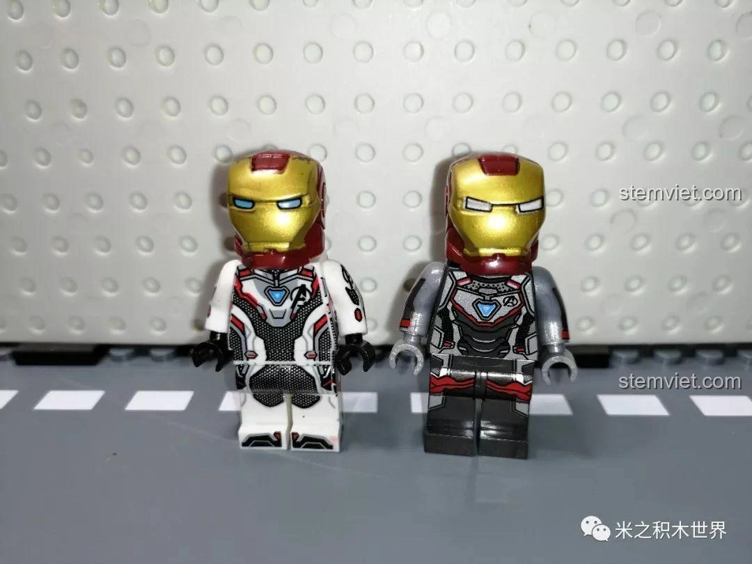 Hai minifigure Iron Man Quantum Suit trên nền trắng, giáp trắng đen với chi tiết đỏ, thể hiện sự đa dạng của trang phục lượng tử.
