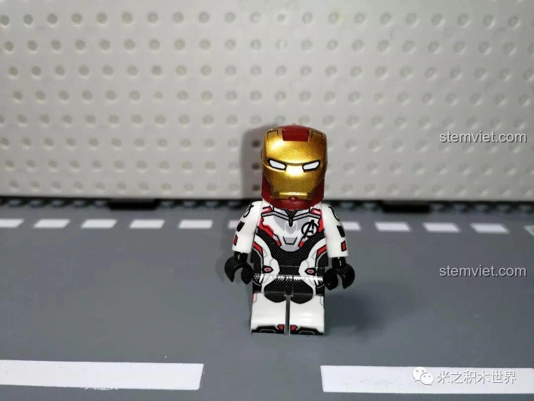 Minifigure Iron Man Quantum Suit trên nền trắng, giáp trắng đỏ với phản ứng hạt nhân, một thiết kế độc đáo.
