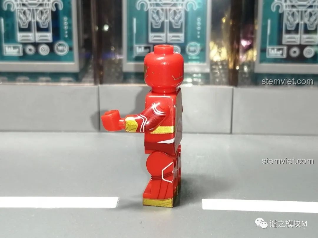 Minifigure Iron Spider từ bộ lắp ráp Sách Người Nhện SY1461, góc nhìn mặt bên, thể hiện độ hoàn thiện của chi tiết.