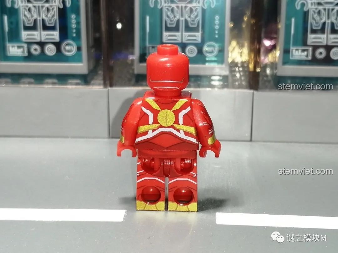 Minifigure Iron Spider từ bộ lắp ráp Sách Người Nhện SY1461, mặt sau, với các chi tiết giáp được tái hiện chân thực.