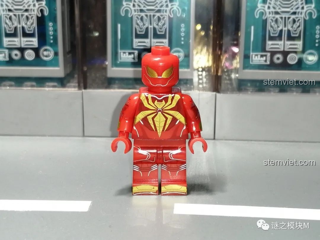 Minifigure Iron Spider từ bộ lắp ráp Sách Người Nhện SY1461, hiển thị chi tiết mặt trước với màu đỏ và vàng đặc trưng.