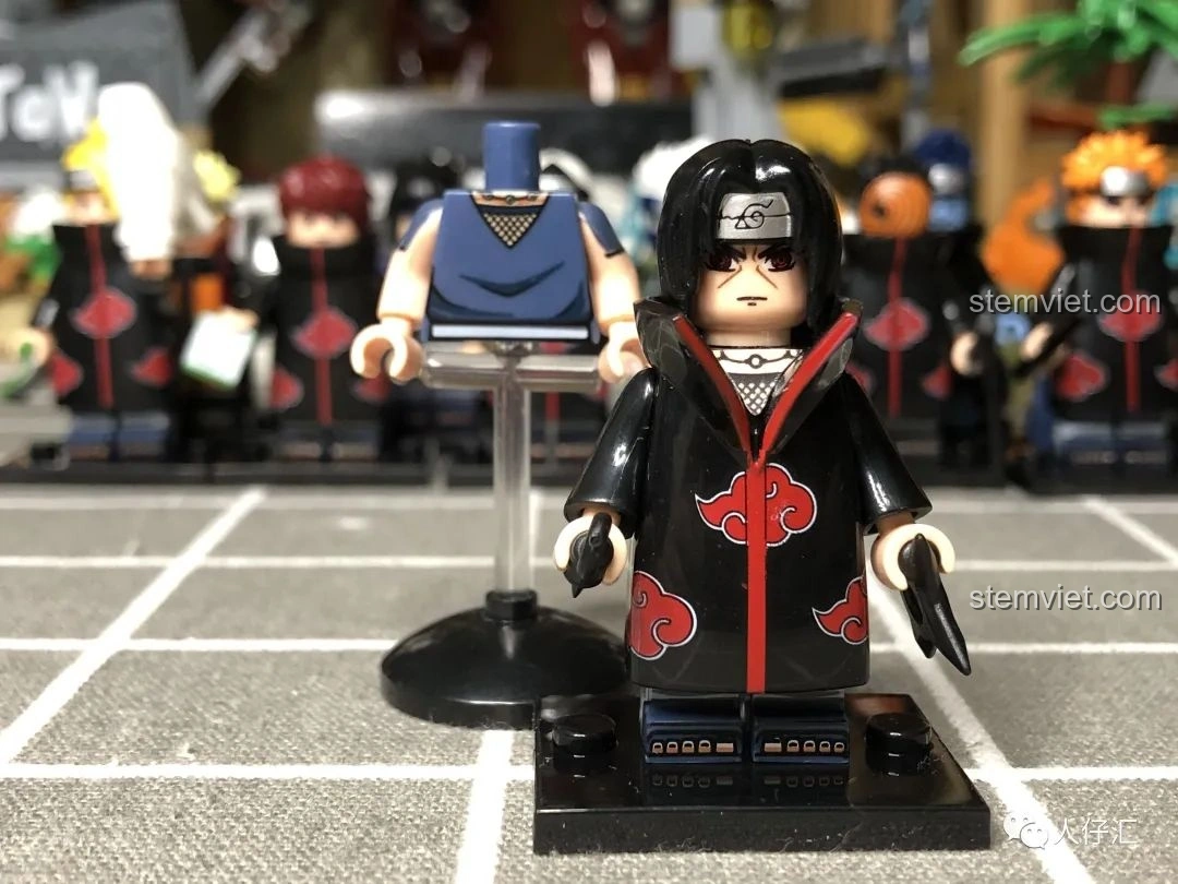 Minifigure Uchiha Itachi WM2092 từ bộ Minifigures Naruto WM2091-WM2096, với áo choàng và thân thể thay thế.