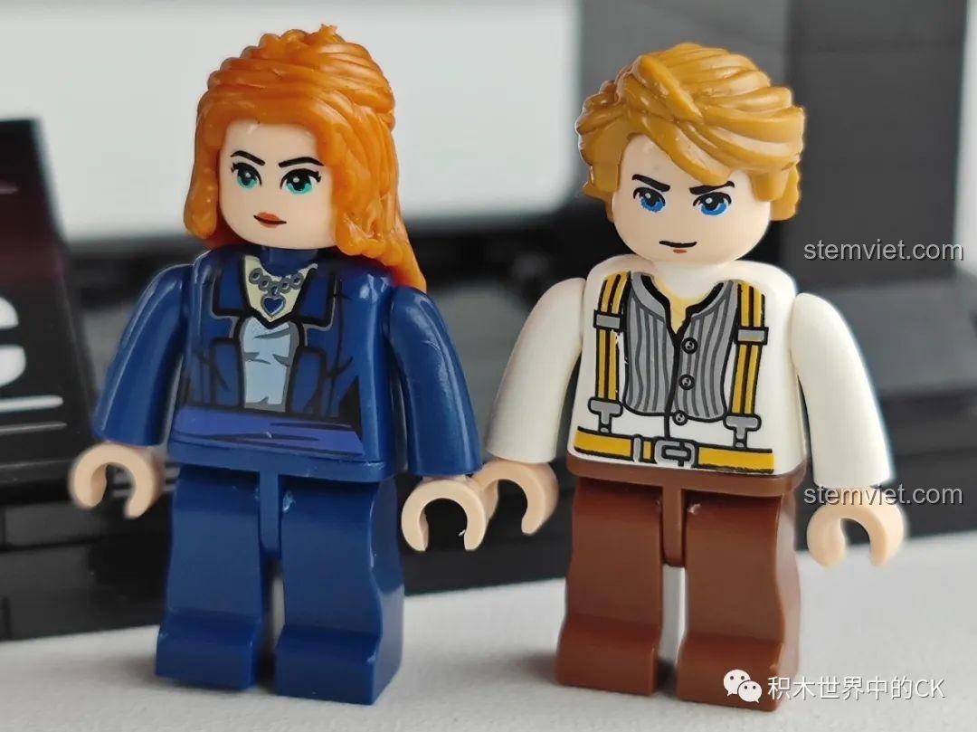 Cận cảnh hai minifigure Jack và Rose trong bộ lắp ráp Tàu Titanic Zhe Gao 01010, với trang phục được in chi tiết.