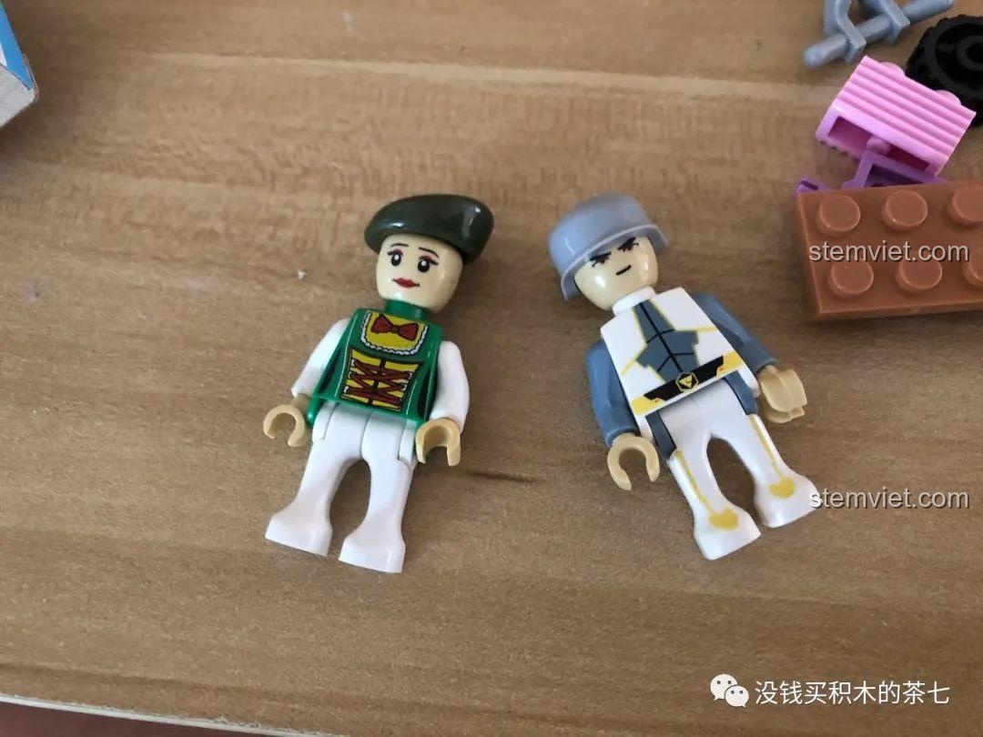 Hai minifigure từ hộp JIGAO với biểu cảm ngộ nghĩnh nhưng chất lượng khớp nối kém.