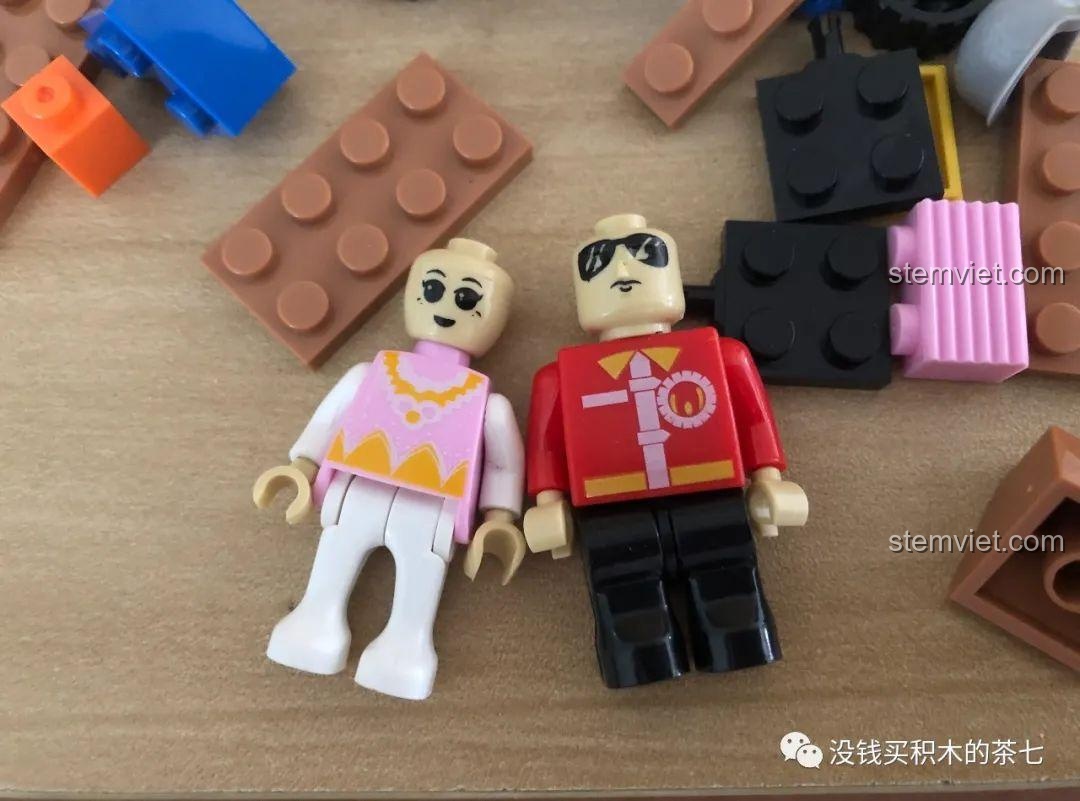 Hai minifigure khác từ hộp JIGAO, với thiết kế đơn giản và chất lượng nhựa không cao.