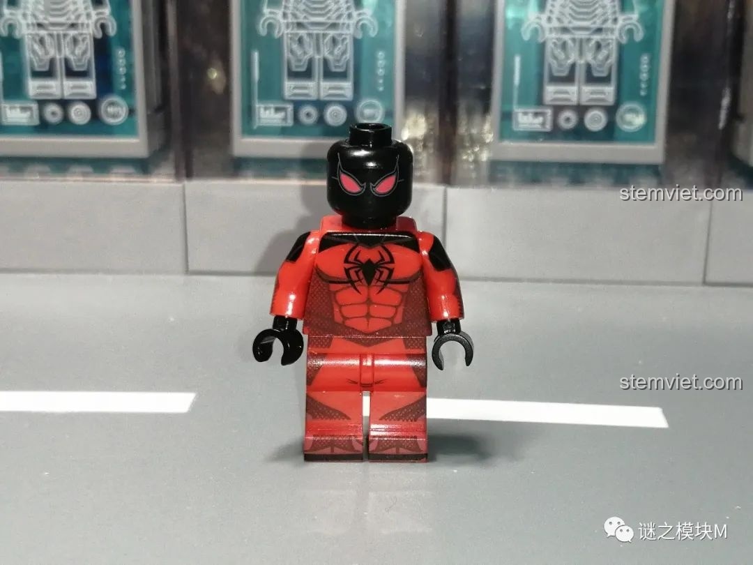 Minifigure Kaine Spider-Man với thiết kế đen đỏ mạnh mẽ, một nhân vật ấn tượng trong bộ sưu tập SY1461.