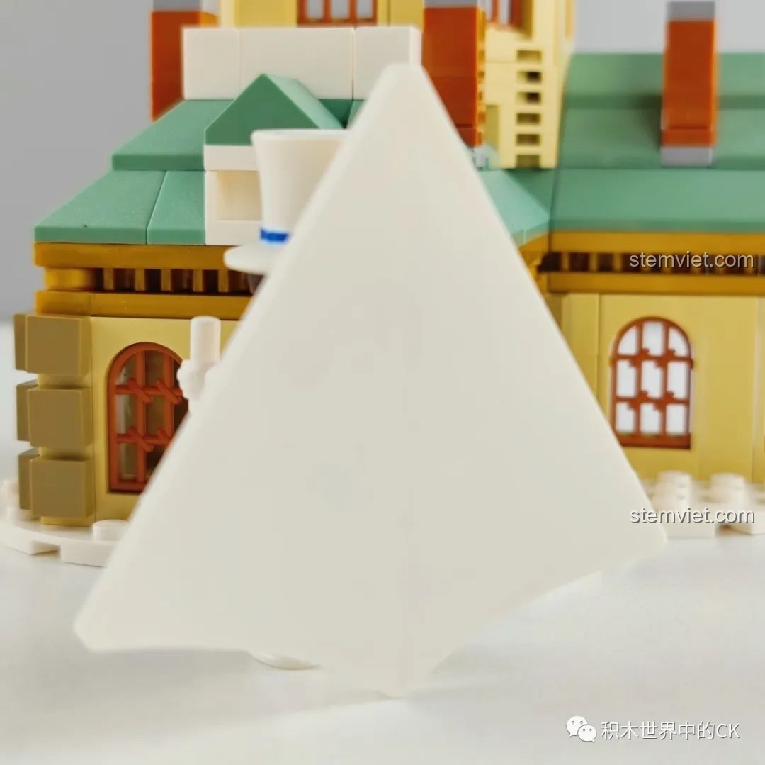 Minifigure Kaito Kid với áo choàng trắng đang tung bay trong bộ K20706.