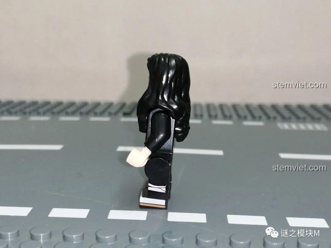 Minifigure Kamado Nezuko trong bộ lắp ghép Nhân vật Sát Quỷ Đội nhìn từ phía sau.