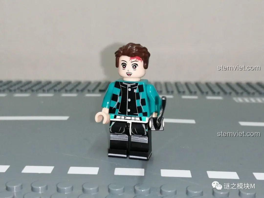 Cận cảnh minifigure Kamado Tanjiro từ bộ PRCK 69612 với áo haori caro xanh đen và thanh kiếm Nichirin.