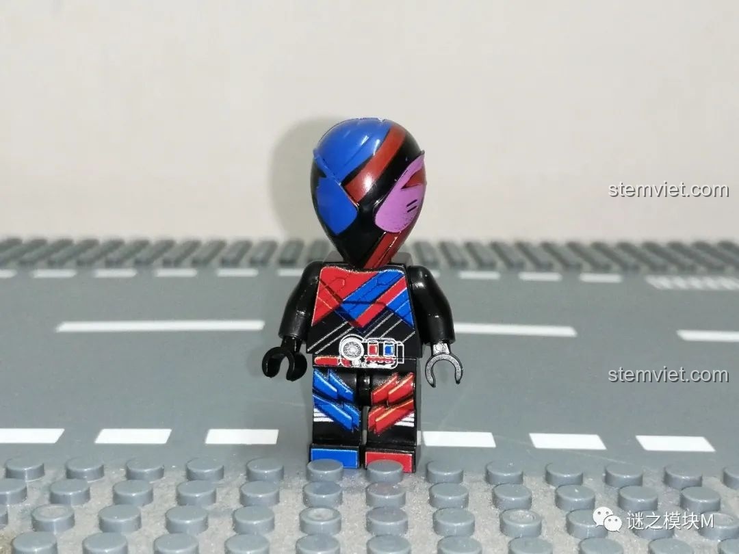 Minifigure Kamen Rider Build 2232 với hai cánh tay màu đen, thiếu chi tiết so với nguyên tác.