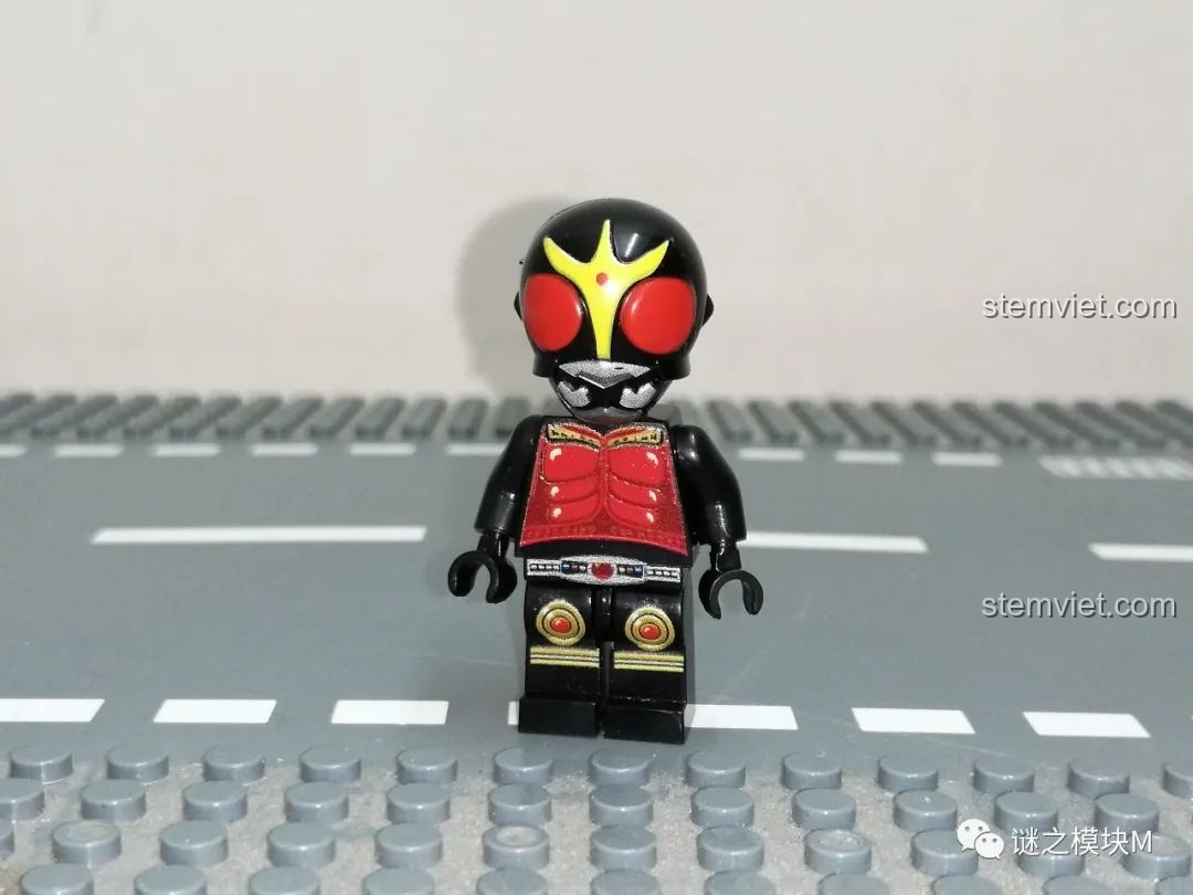 Minifigure Kamen Rider Kuuga từ bộ 818 82232 với chiếc mũ giáp bị đánh giá là xấu nhất.