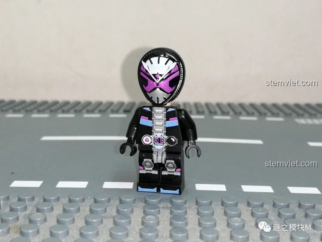 Cận cảnh minifigure Kamen Rider Zi-O từ bộ 818 82232 với chi tiết in trên thân và mũ giáp.