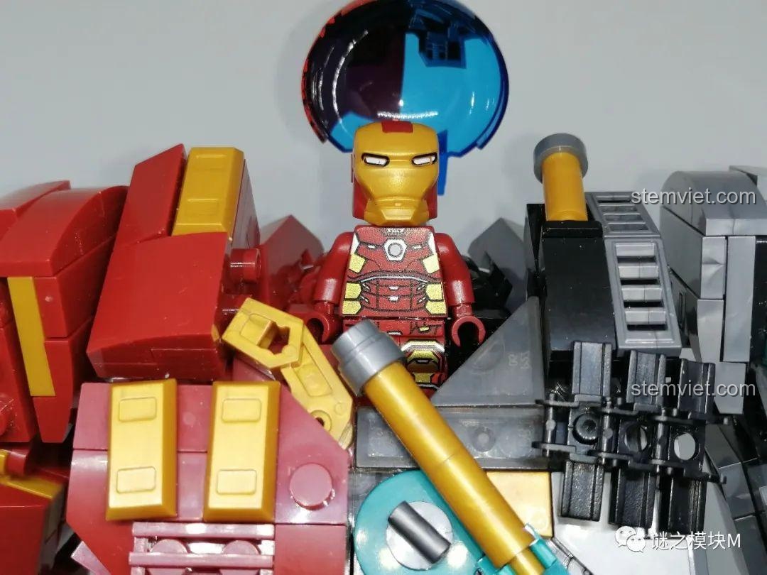 Minifigure Iron Man không thể đặt vừa vào khoang lái của mô hình Hulkbuster LW 2081, chỉ có thể đặt để chụp ảnh.