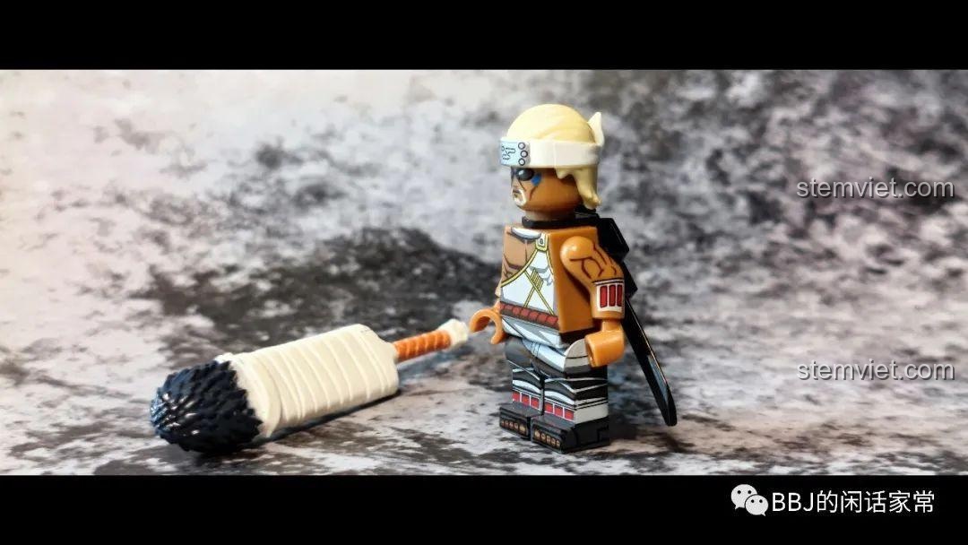 Minifigure Killer Bee từ bộ sưu tập Killer Bee cho bé trai 6+ tạo dáng bên cạnh thanh kiếm Samehada.