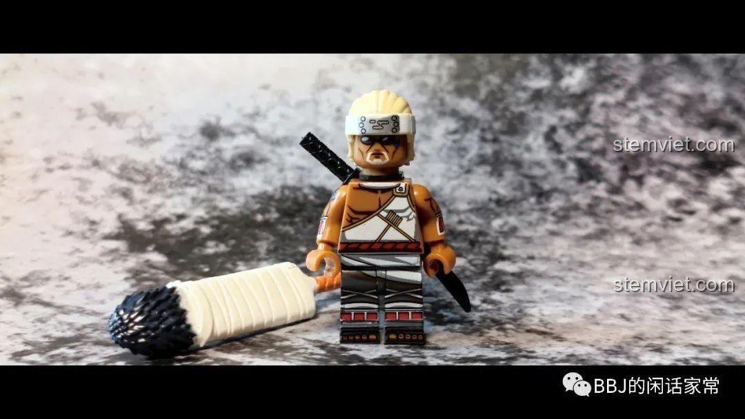Cận cảnh minifigure Killer Bee trong bộ đồ chơi Killer Bee WM Blocks xịn giá rẻ WM6108 với cơ bắp và phụ kiện kiếm.