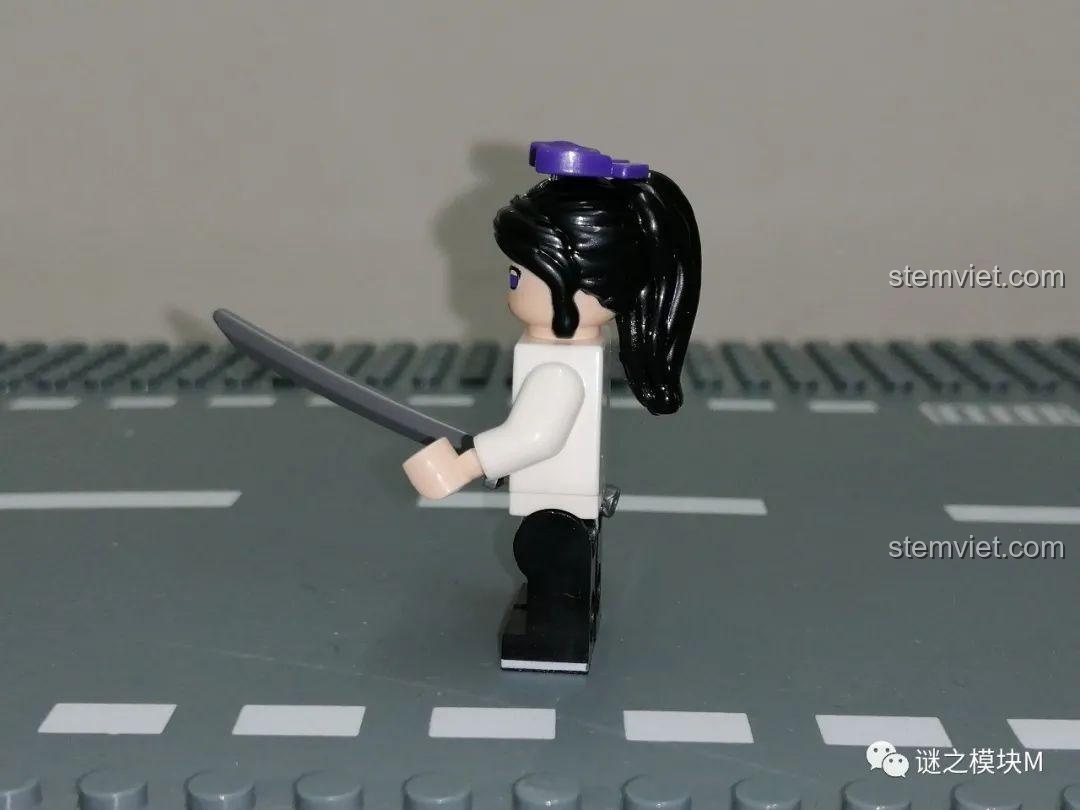 Minifigure Kocho Shinobu trong bộ đồ chơi mô hình Bộ Sưu Tập 8 Minifigure Thanh Gươm Diệt Quỷ nhìn từ bên hông.