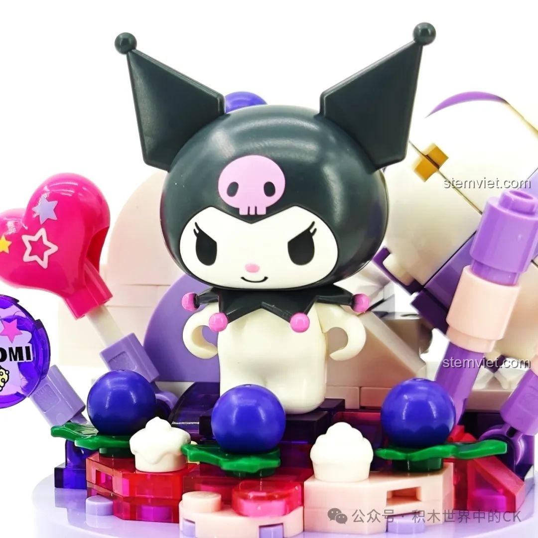 Cận cảnh minifigure Kuromi trong bộ lắp ráp K20845, nổi bật với chiếc mũ đen có hình đầu lâu màu hồng.