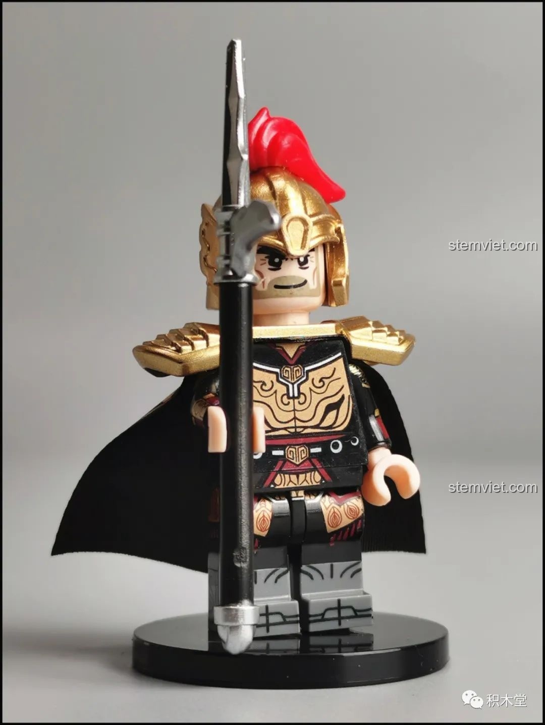 Minifigure Lã Mông hoàn chỉnh từ bộ DECOOL 2030C, đứng trên đế trưng bày với vẻ mặt cương nghị và vũ khí trên tay.