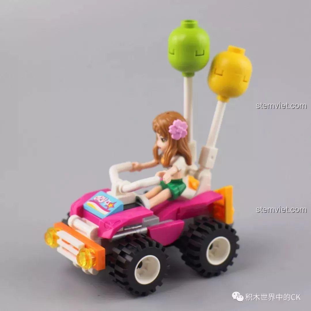 Nhân vật minifigure ngồi trên xe ATV QMAN nhưng tay không thể với tới tay lái.