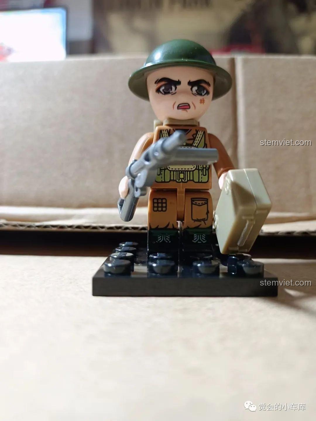 Cận cảnh minifigure lính Anh trong bộ QMAN 21023, đi kèm súng Sten, cặp táp và ba lô.