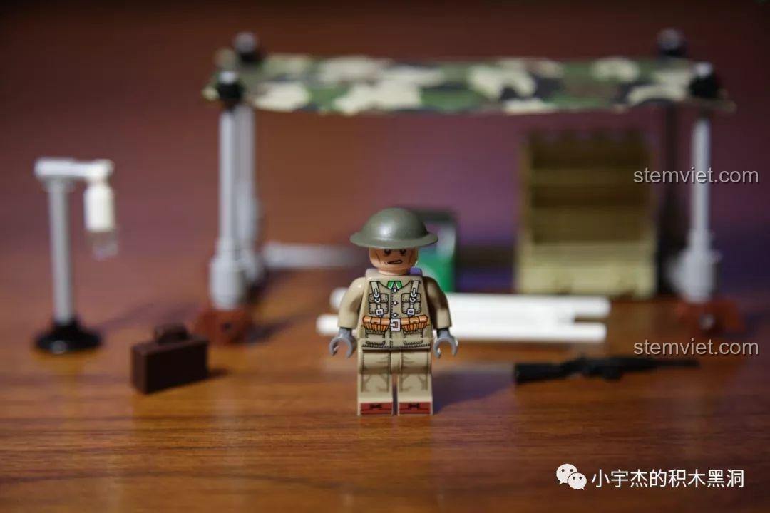 Cận cảnh minifigure lính Anh trong bộ SEMBO 101105, mặc quân phục và đội mũ sắt đặc trưng của quân đội Anh.