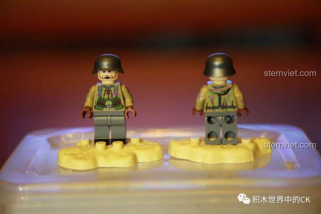 Minifigure Lính bộ binh cơ giới Đức với quân phục rằn ri chi tiết, thể hiện khả năng tác chiến trong môi trường rừng rậm, thuộc bộ minifigure Chiến dịch Ba Lan.