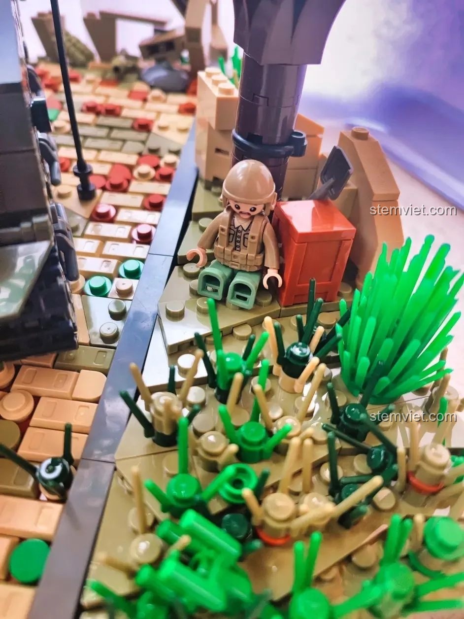 Minifigure lính bộ binh đang nghỉ ngơi trong sa bàn MOC, một chi tiết nhỏ làm tăng tính chân thực cho mô hình Sluban B1110.