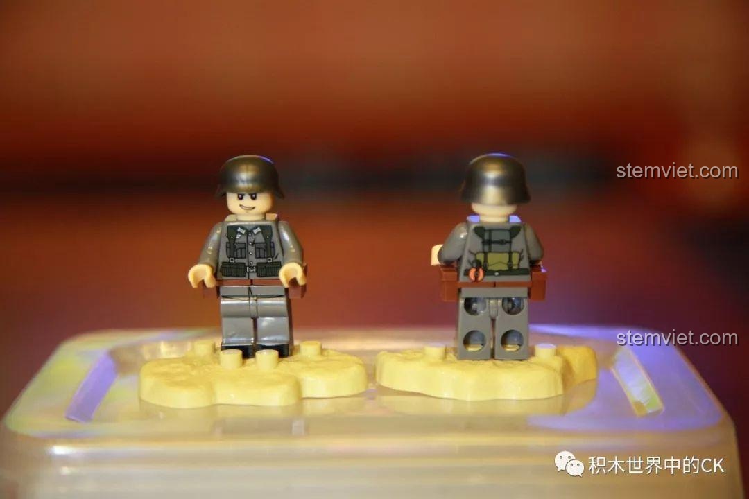 Minifigure Lính bộ binh Wehrmacht Đức, một nhân vật cơ bản nhưng quan trọng trong bộ sưu tập lính Ba Lan Senbao, với chi tiết in ấn rõ ràng.