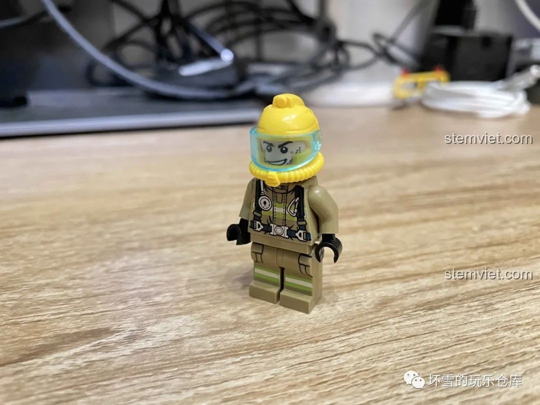 Minifigure lính cứu hỏa A Sâm (Arsen) trong bộ QMAN 2807 với trang bị bảo hộ đầy đủ và mặt nạ phòng độc.