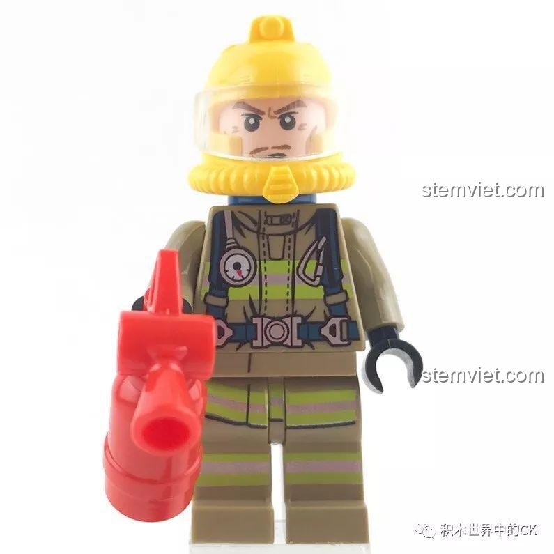 Minifigure lính cứu hỏa Arsen trong bộ QMAN 2806 cầm một bình chữa cháy màu đỏ trên tay.